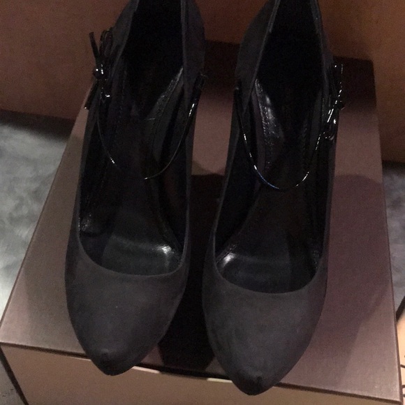 Louis Vuitton maryjane heels! Holiday! - Picture 2 of 7